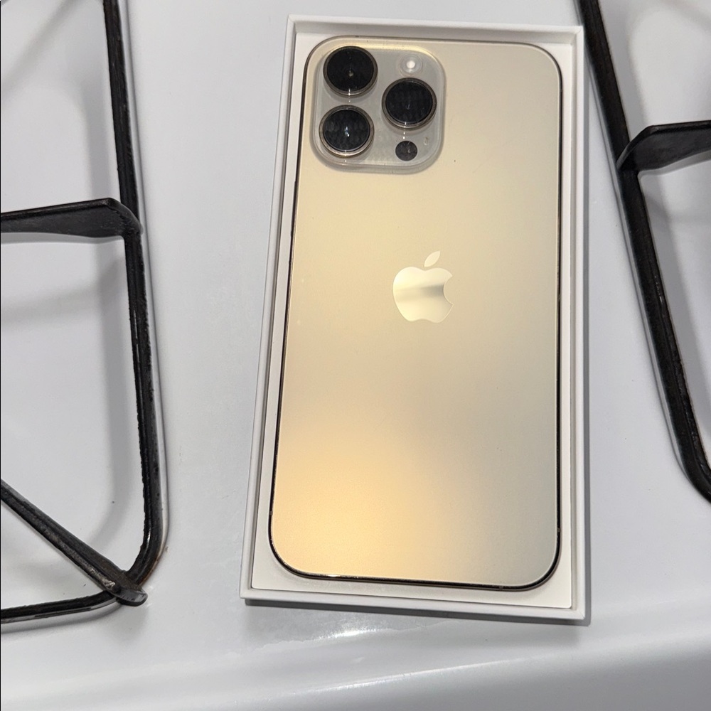 Apple iPhone 14 Pro Max - Silver unlocked 256GB With New Pelican Voyager Case - Picture 3 of 7